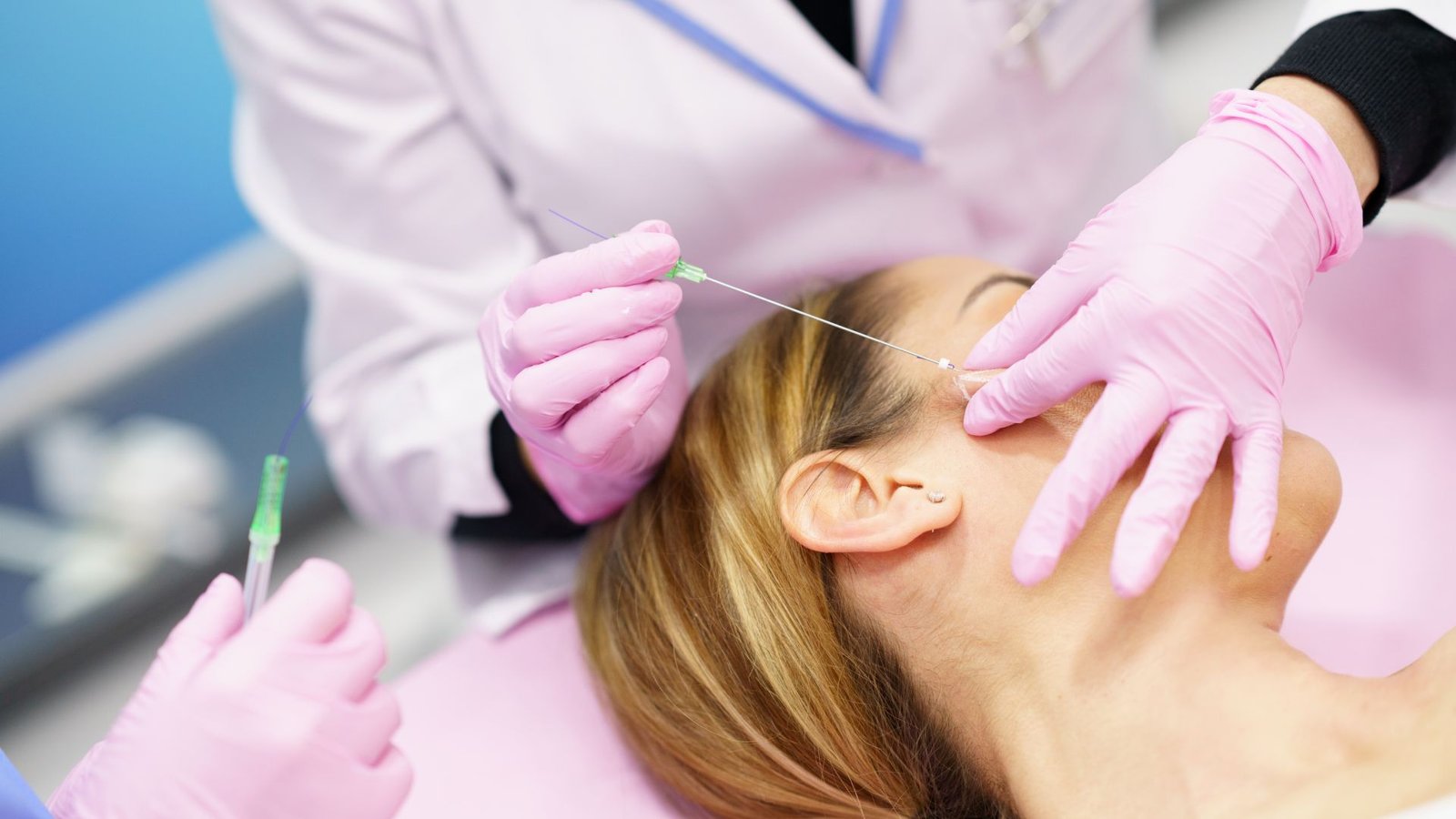 Mulher prestes a fazer o procedimento de fios PDO, sentada e aguardando o início do tratamento de lifting facial e rejuvenescimento facial.